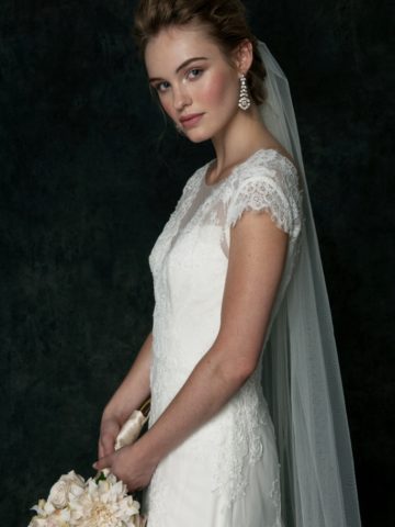 Cap sleeve lace wedding dress | Saja Wedding Dresses 2016 | Simple lace wedding dress by Saja Wedding | Photography by Dayane Ohira